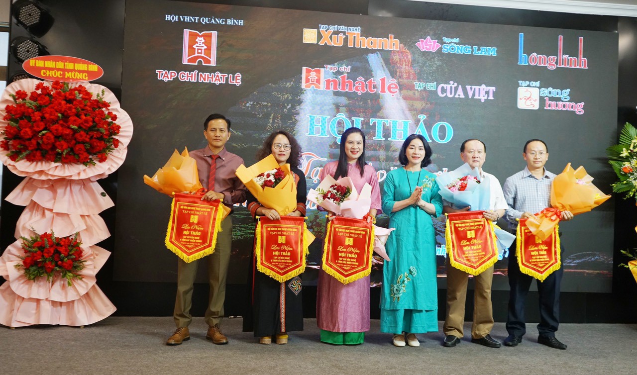 Tạp ch&iacute; Nhật Lệ trao cờ lưu niệm cho c&aacute;c tạp ch&iacute; tham dự hội thảo - Ảnh: C.N